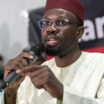 Ousmane Sonko, leader de l'opposition sénégalaise, s'adresse aux journalistes après sa libération de la garde à vue à Dakar