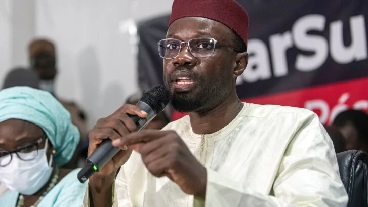 Ousmane Sonko, leader de l'opposition sénégalaise, s'adresse aux journalistes après sa libération de la garde à vue à Dakar