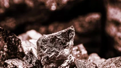 Minerai de cuivre zambien extrait d'une mine, montrant une teneur estimée à 5 % de cuivre.