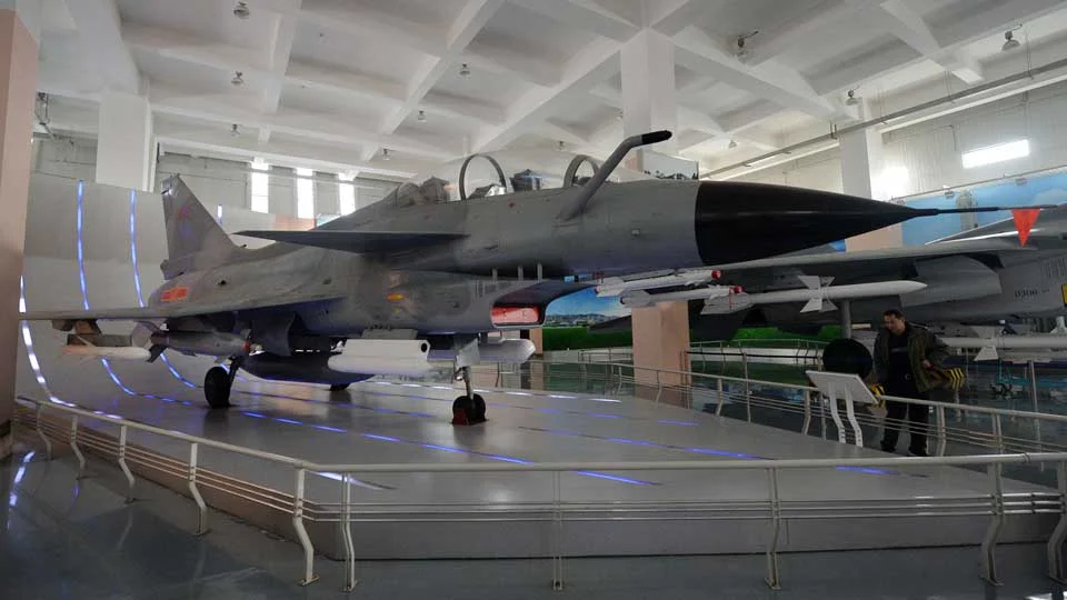 Avion de chasse militaire chinois J-10 en vol, symbole de la coopération d'armement sino-africaine