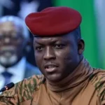 Ibrahim Traoré, chef de la junte militaire du Burkina Faso, en costume officiel.