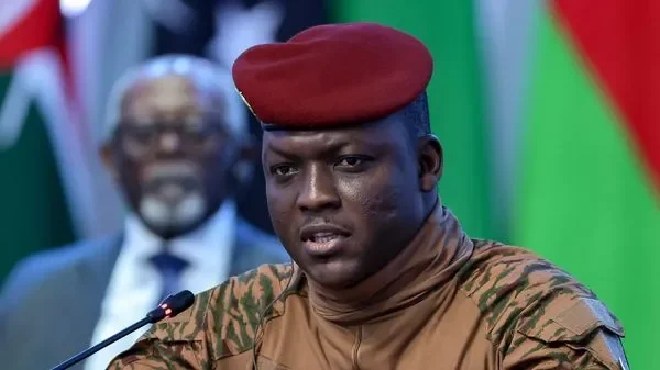 Ibrahim Traoré, chef de la junte militaire du Burkina Faso, en costume officiel.