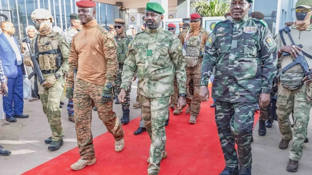 Assimi Goïta, Ibrahim Traoré et Abdourahamane Tiani lors du sommet de l'AES à Bamako