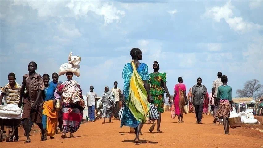 Files de personnes déplacées dans un camp de transit en RDC, illustration de la crise humanitaire en Ituri