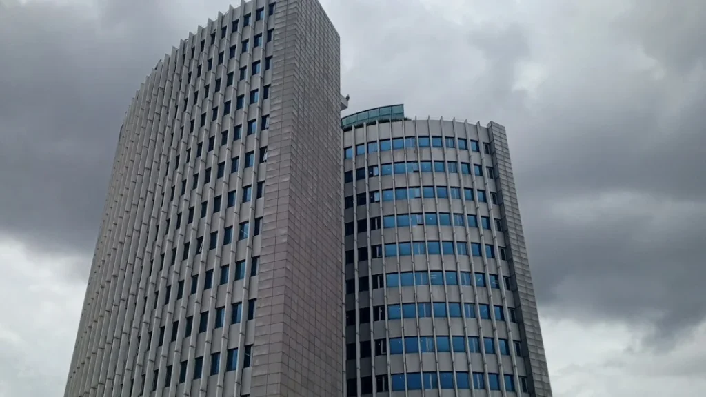 Immeuble moderne de grande hauteur en construction en Afrique avec un parking adjacent