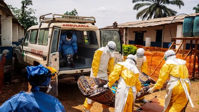 Agent sanitaire dans le centre de traitement Ebola de Médecins sans frontières à Mongbwalu, en Ituri, RDC