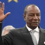 Alpha Condé, ancien président de Guinée, gesticule lors d'un discours au Parlement européen en 2018