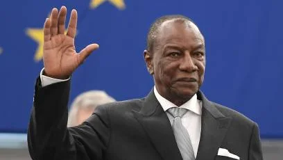 Alpha Condé, ancien président de Guinée, gesticule lors d'un discours au Parlement européen en 2018
