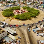 Vue de Cotonou, capitale économique du Bénin, avec ses bâtiments et infrastructure urbaine