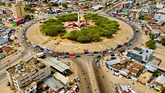 Vue de Cotonou, capitale économique du Bénin, avec ses bâtiments et infrastructure urbaine