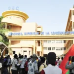 Manifestants rassemblés devant le bâtiment du Conseil supérieur de la communication à Ouagadougou, Burkina Faso