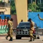 Checkpoint à la frontière entre le Burkina Faso et le Mali avec barrière de contrôle routier