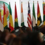 Drapeaux des pays de la CEDEAO lors de la 65ᵉ session ordinaire des chefs d'État et de gouvernement à Abuja, Nigeria, juillet 2024