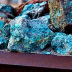 Minerai de cuivre brut extrait, montrant la texture granuleuse et les cristaux de minéral naturel
