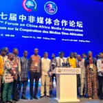 Participants au 7ème forum de coopération audiovisuelle sino-africaine à Beijing, réunis autour d'une table de négociation