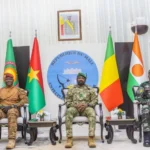 Les trois chefs d'État de l'AES : Assimi Goïta (Mali), Abdourahamane Tiani (Niger) et Ibrahim Traoré (Burkina Faso) lors d'une cérémonie officielle.