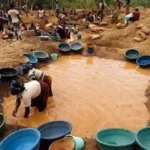 Orpailleurs travaillant dans une mine artisanale illégale en Côte d'Ivoire, exploitant des gisements aurifères sans autorisation
