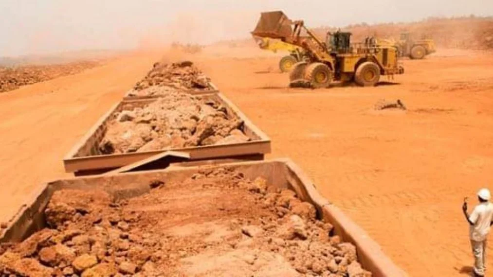 Site d'extraction minière avec équipements lourds et terrains excavés illustrant les enjeux de gouvernance minière en Afrique
