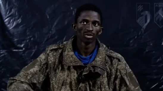 Malick Diop en uniforme militaire russe, capturé en Ukraine