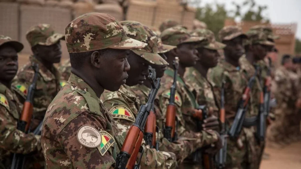 Soldats maliens en uniforme lors d'une cérémonie militaire à Tombouctou