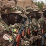Soldats maliens en uniforme lors d'une cérémonie militaire à Tombouctou