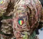 Soldats de l'armée malienne en uniforme de camouflage défilant avec les couleurs nationales vert, jaune et rouge
