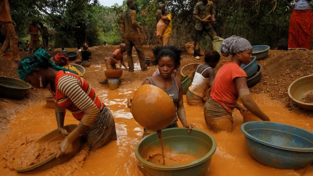 Site d'orpaillage illégal en Côte d'Ivoire avec des creusements et des bassins de traitement de l'or