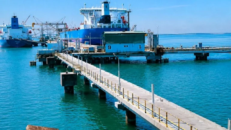 Vue aérienne du port commercial de Skhira en Tunisie avec installations portuaires et navires