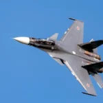 Avions de combat militaires algériens en formation au-dessus du Sahel
