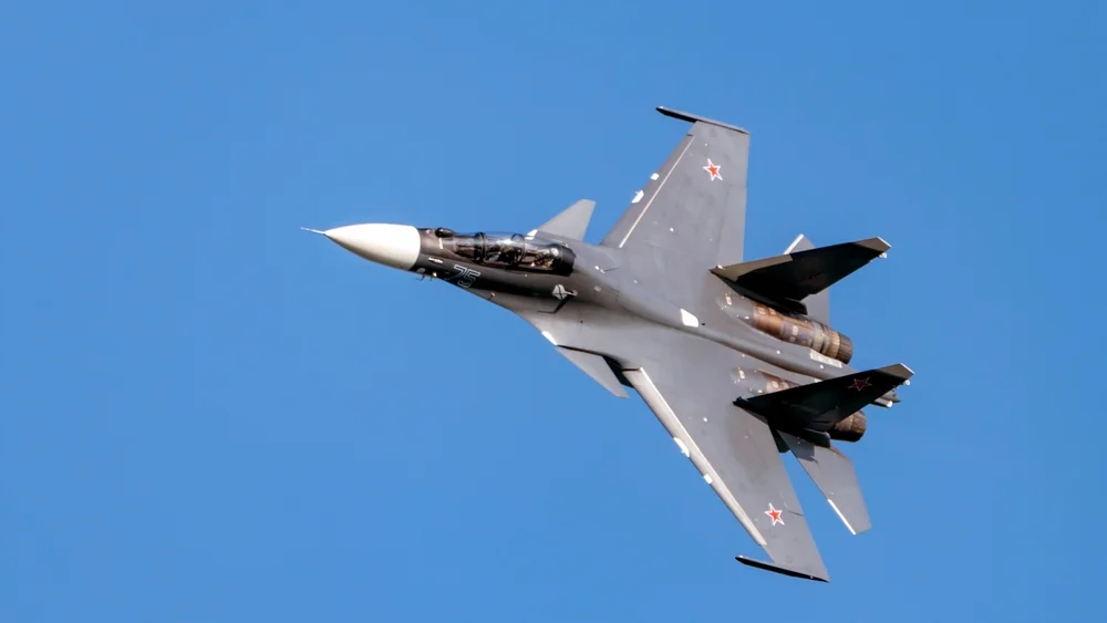 Avions de combat militaires algériens en formation au-dessus du Sahel