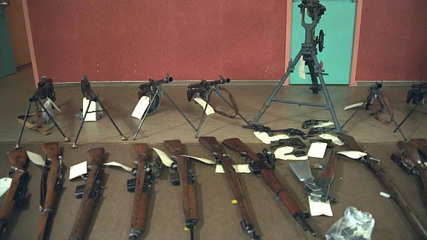 Arsenal d'armes légères confisquées lors d'une opération de saisie, avec 14 personnes interpellées