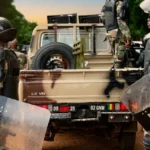 Agents de police en uniforme lors d'un contrôle routier au Mali, illustrant les tensions entre forces de l'ordre et population civile.