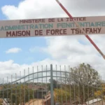 Ressortissants chinois lors d'une interpellation, illustrant les enjeux de justice à Madagascar