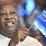 Manifestation politique en Côte d'Ivoire avec des militants portant des pancartes lors d'une action de protestation