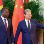 Le président du Togo Faure Gnassingbé en discussion avec Zhao Leji, official chinois de haut rang
