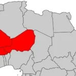 Soldats en patrouille dans une zone désertique du Sahel, symbolisant les opérations militaires contre les groupes djihadistes