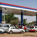 Files d'attente de véhicules à une station-service à Niamey, Niger, illustrant la pénurie de carburant