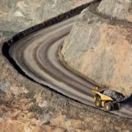 Extraction de minerais dans une mine d'or en Afrique avec équipements et outils de travail