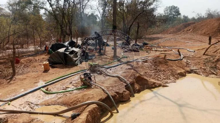 Site d'orpaillage clandestin dans la région de Saraya au Sénégal, montrant des excavations et activités minières illégales