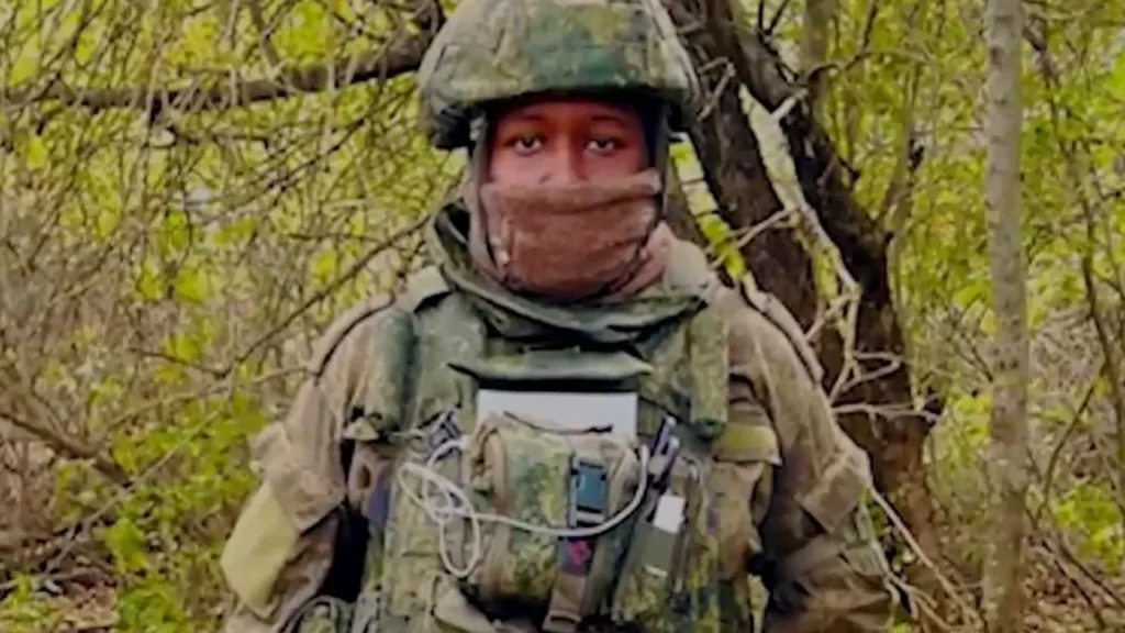 Soldat africain en uniforme militaire russe au front en Ukraine