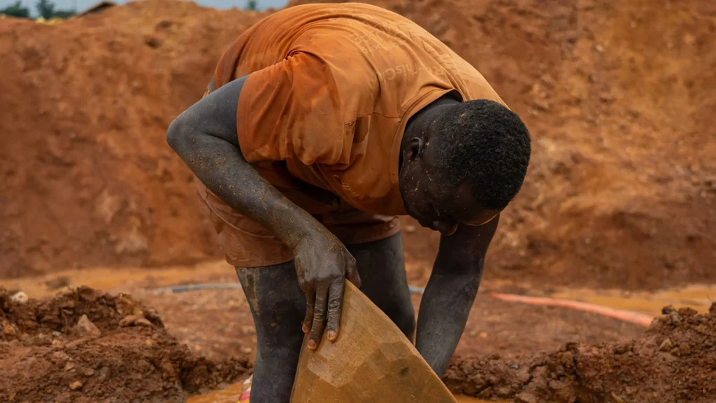 Un mineur recherche de l'or dans une mine à proximité de Kumasi au Ghana