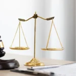 Insigne ou emblème symbolisant la justice et l'accès au droit en Afrique francophone
