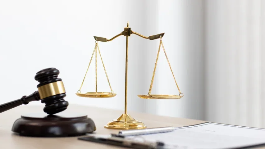 Insigne ou emblème symbolisant la justice et l'accès au droit en Afrique francophone