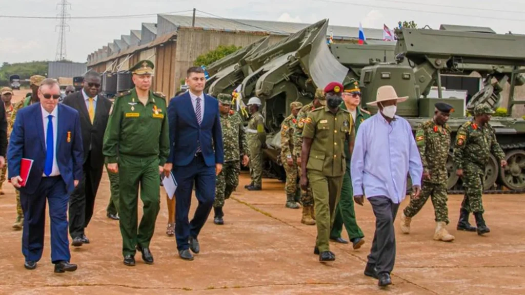 Soldats en uniforme militaire lors d'une cérémonie ou parade militaire officielle