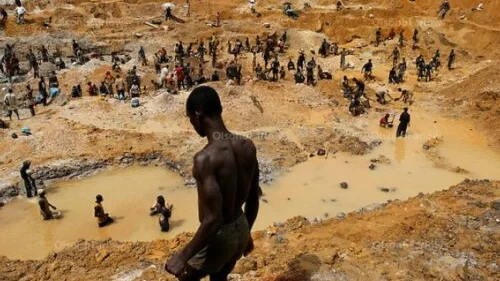 Site d'extraction minière aurifère en Afrique avec équipements de forage et terrassement