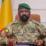 Assimi Goïta, chef de la junte malienne, en tenue militaire lors d'un événement officiel