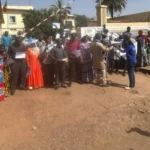 Documents administratifs et financiers empilés sur un bureau, symbolisant la crise budgétaire au Mali