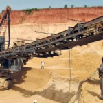Mine de phosphate à ciel ouvert à Hahatoe près de Lomé, Togo, avec installations d'extraction visibles
