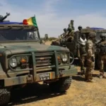 Soldats de l'armée malienne en patrouille, équipés et armés, lors d'une opération de sécurité