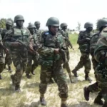 Soldat nigérian en uniforme et équipement militaire dans la région du Borno